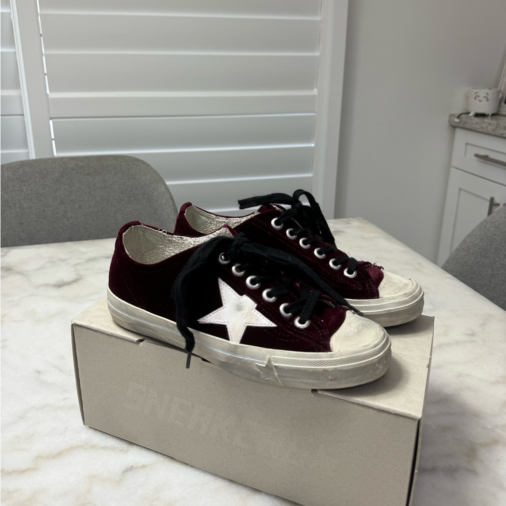 Perfect Condition Golden Goose V-Star 2 sneakers - velvet bordeaux/white
